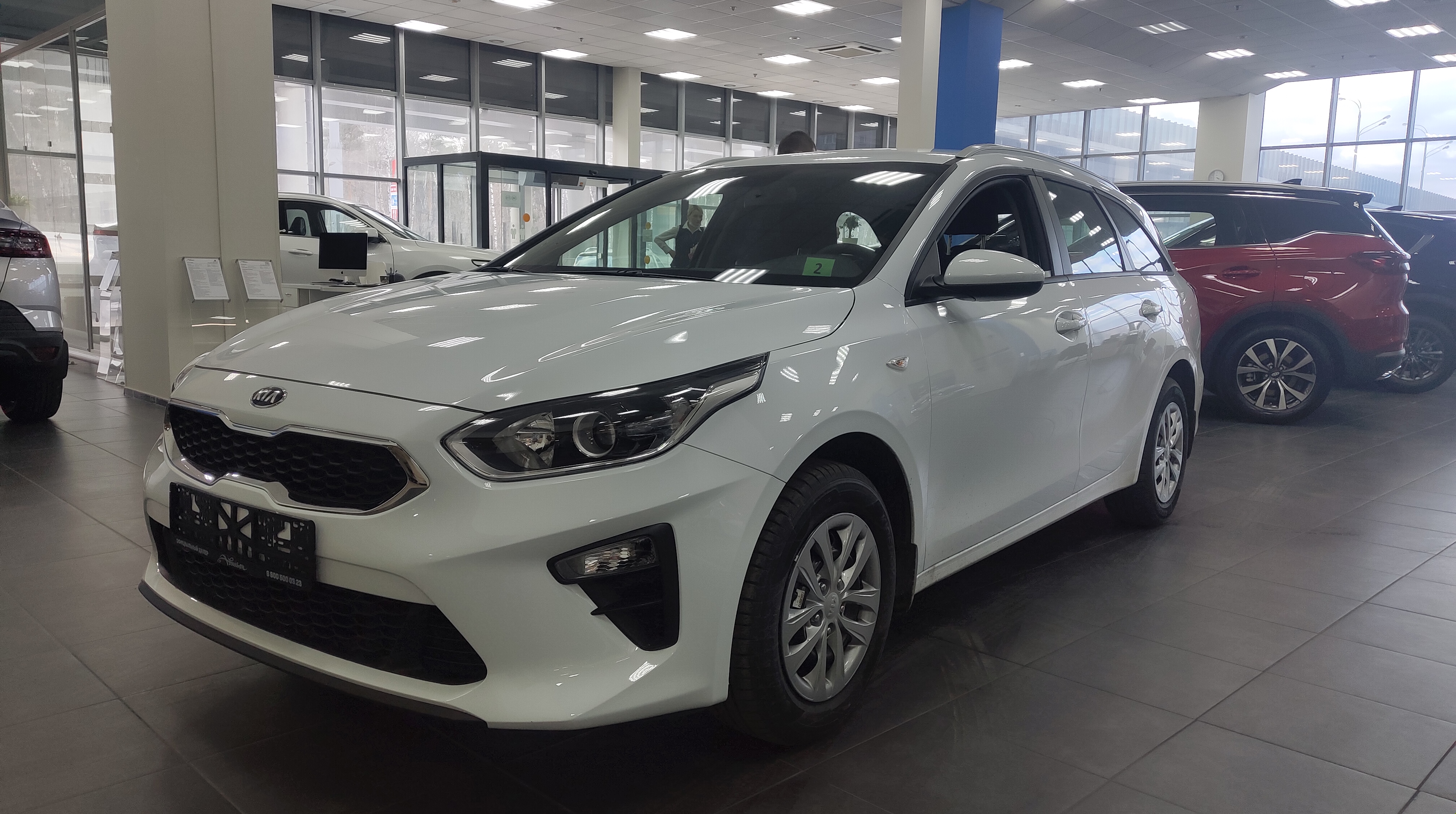 Купить белый KIA Ceed SW Classic 1.4 MT (100 л.с.) 2023 по цене от 954 900  руб., Москва