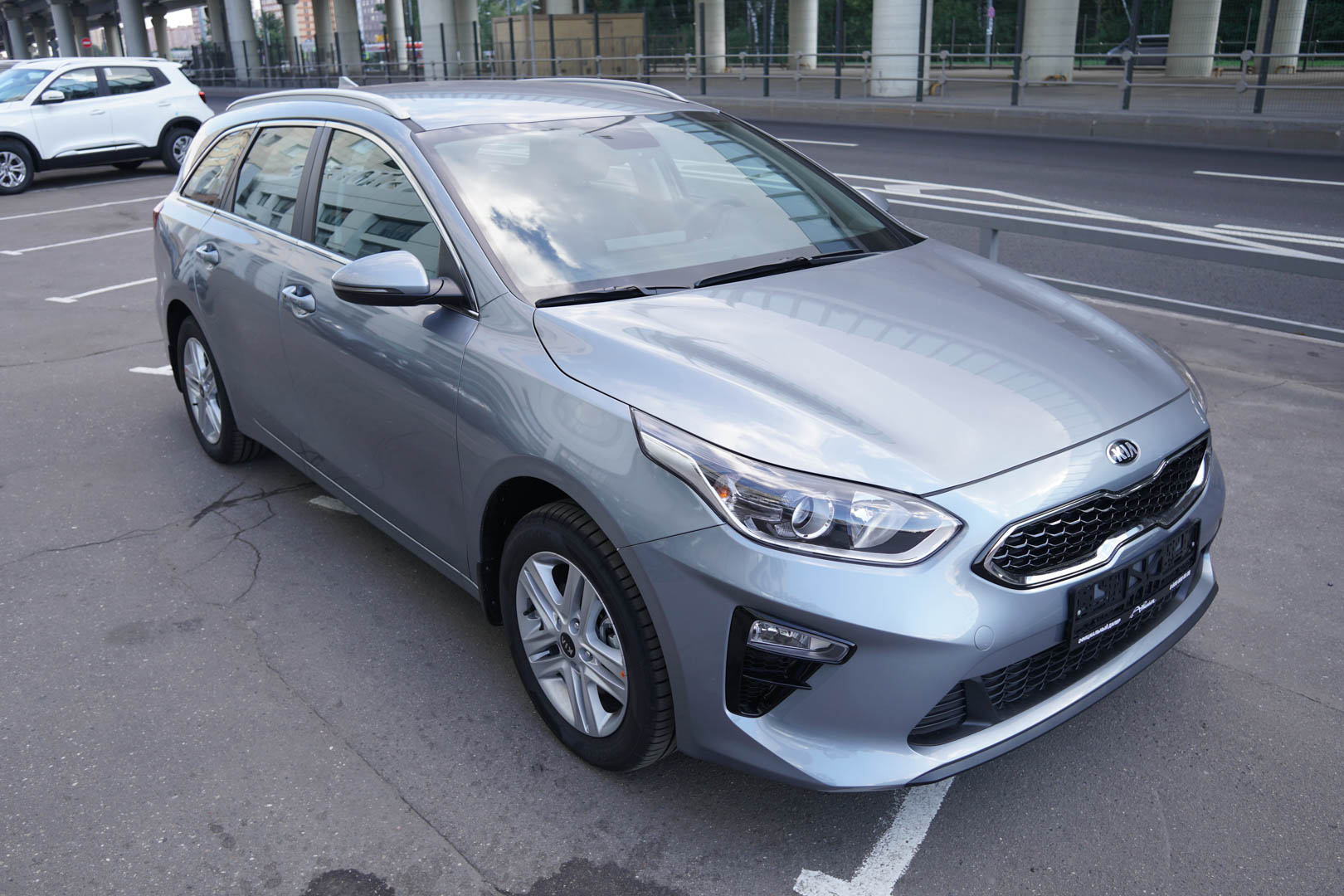 Купить серый KIA Ceed SW New Premium 1.6 6AT (128 л.с.) 2024 по цене от 1  007 530 руб., Москва