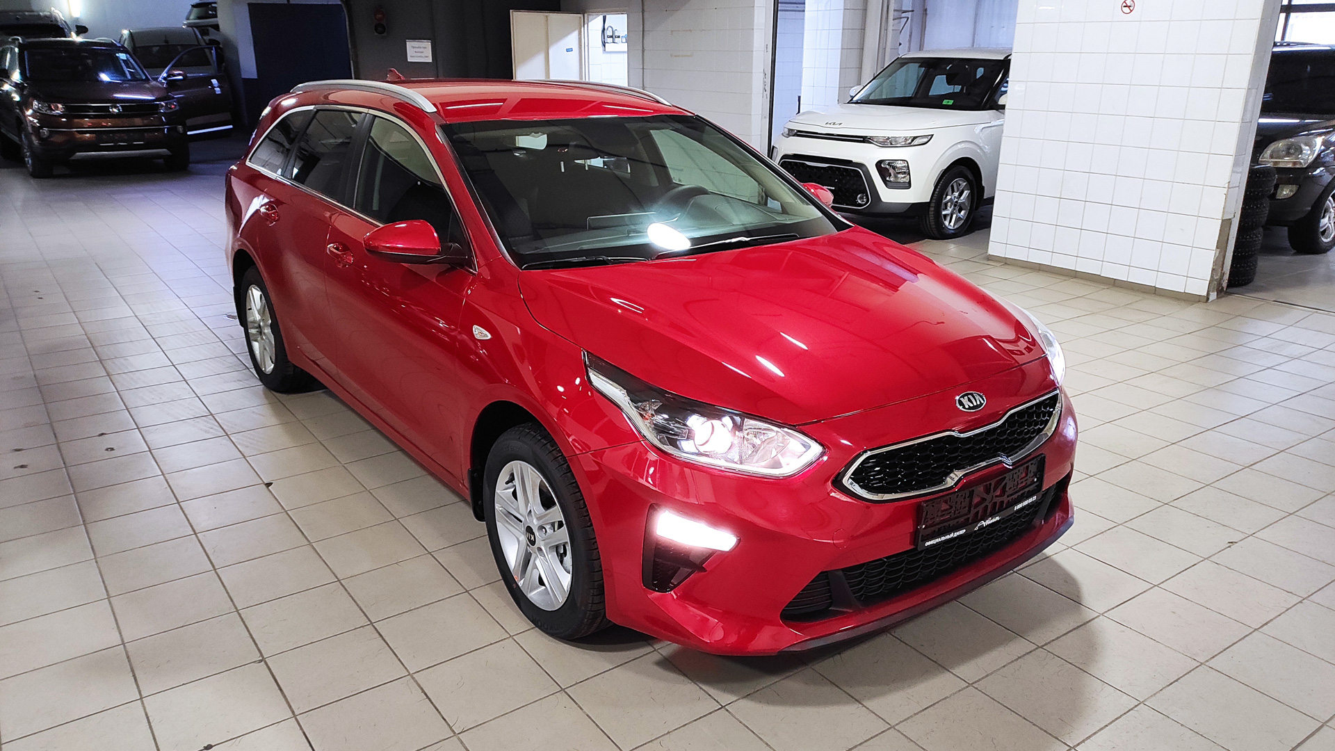 Купить красный KIA Ceed SW New Premium 1.6 6AT (128 л.с.) 2024 по цене от 1  007 530 руб., Москва