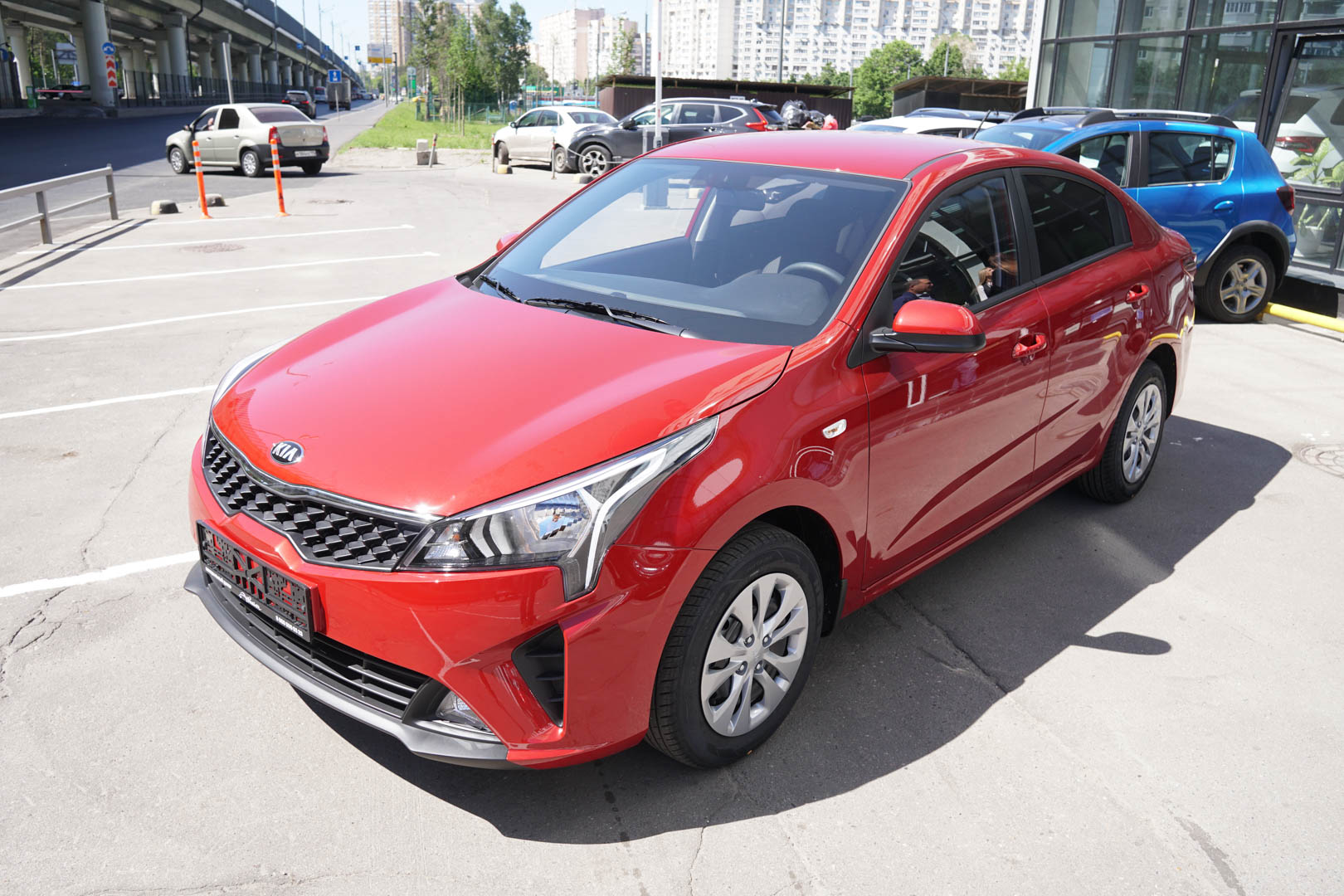 Купить красный KIA Rio New Comfort 1.4 AT (100 л.с.) 2024 по цене от 724  900 руб., Москва