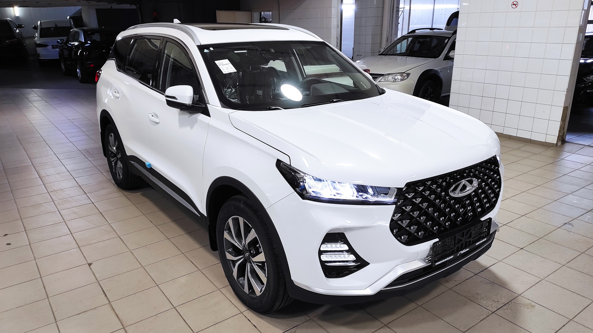 Купить белый Chery Tiggo 7 Pro Elite 1.5T CVT (147 л.с.) 2WD (147 л.с.)  2024 по цене от 1 054 900 руб., Москва