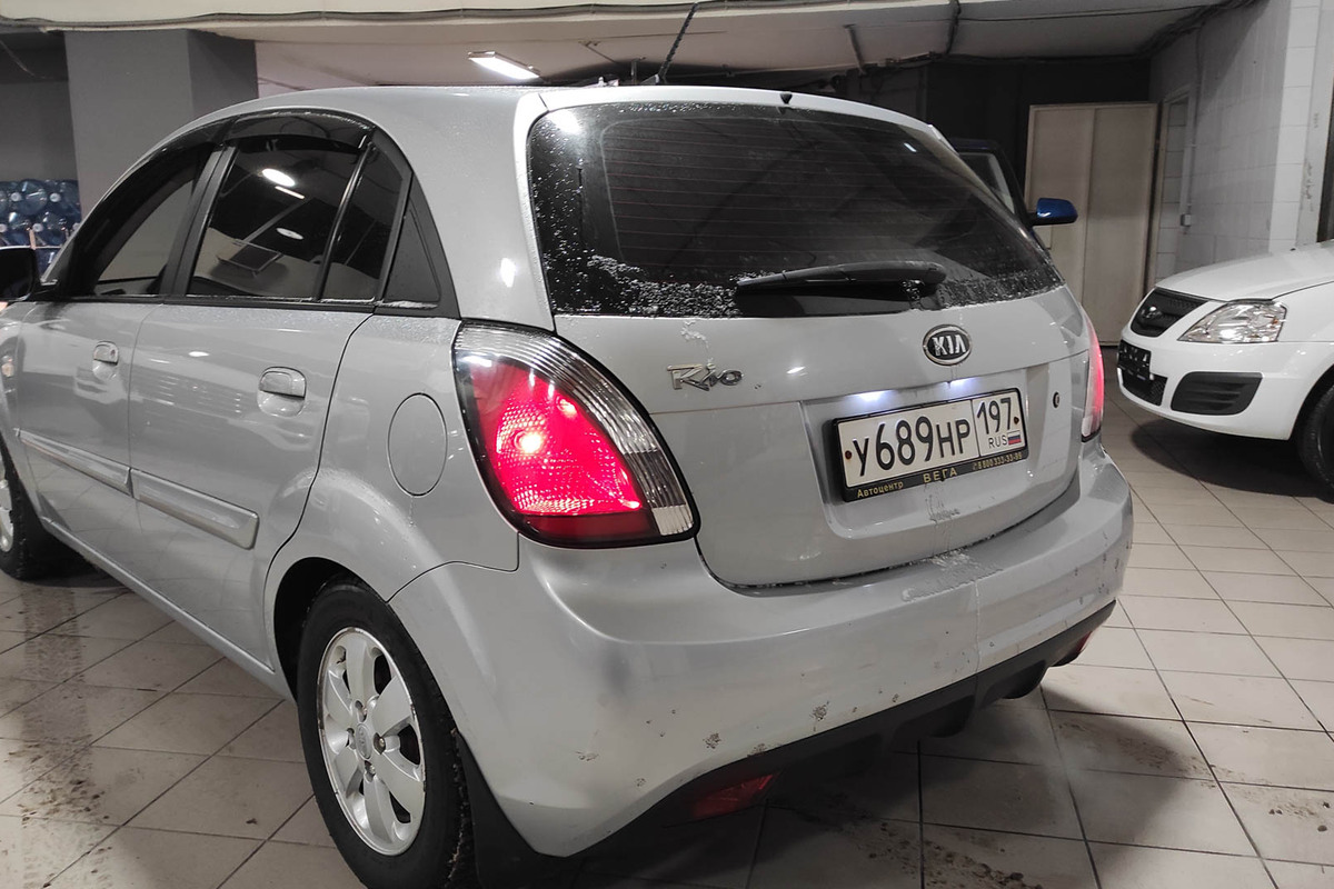 Купить KIA Rio 🚘 1.4 л (95 л.с.)Бензиновый 2010 года ❗ за 380 000 ₽ c  пробегом 145 000 км в Москве