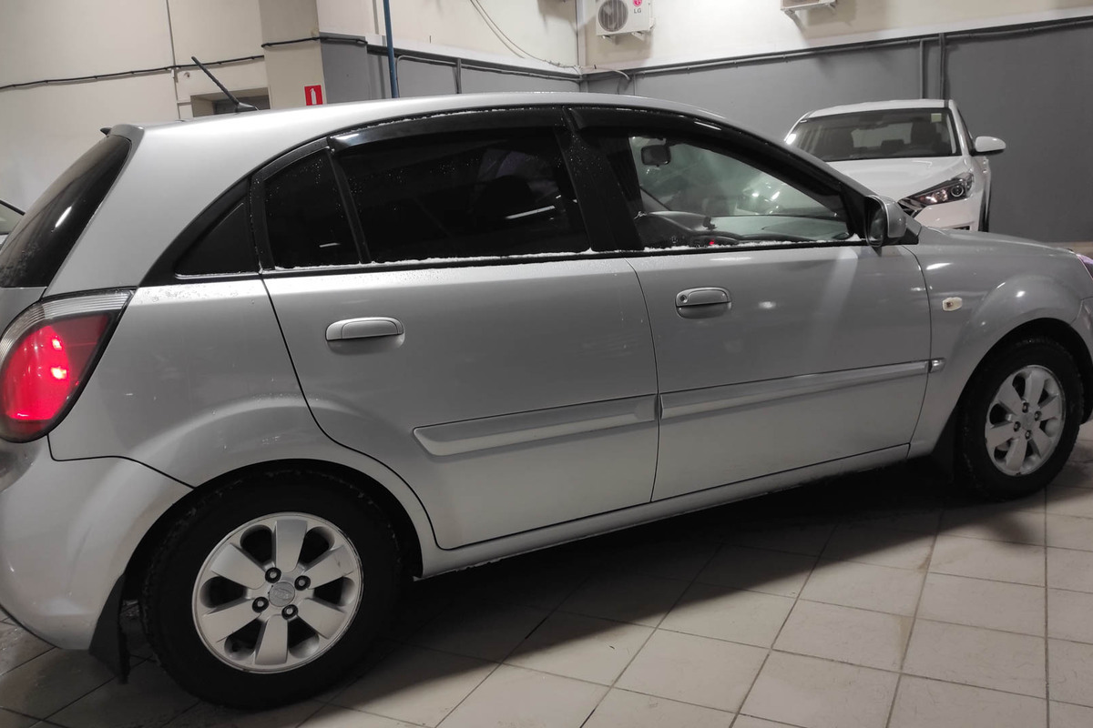 Купить KIA Rio 🚘 1.4 л (95 л.с.)Бензиновый 2010 года ❗ за 380 000 ₽ c  пробегом 145 000 км в Москве