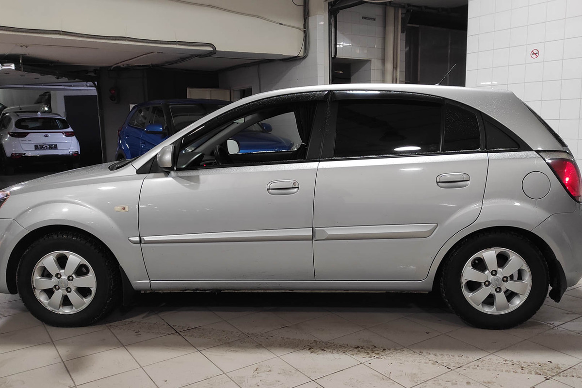 Купить KIA Rio 🚘 1.4 л (95 л.с.)Бензиновый 2010 года ❗ за 380 000 ₽ c  пробегом 145 000 км в Москве